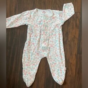 Easy Magnetic Close 9m Sleeper with floral print. Similar to Magnetic Me.